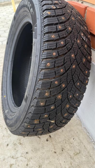 Продам шины зимние, шипованные