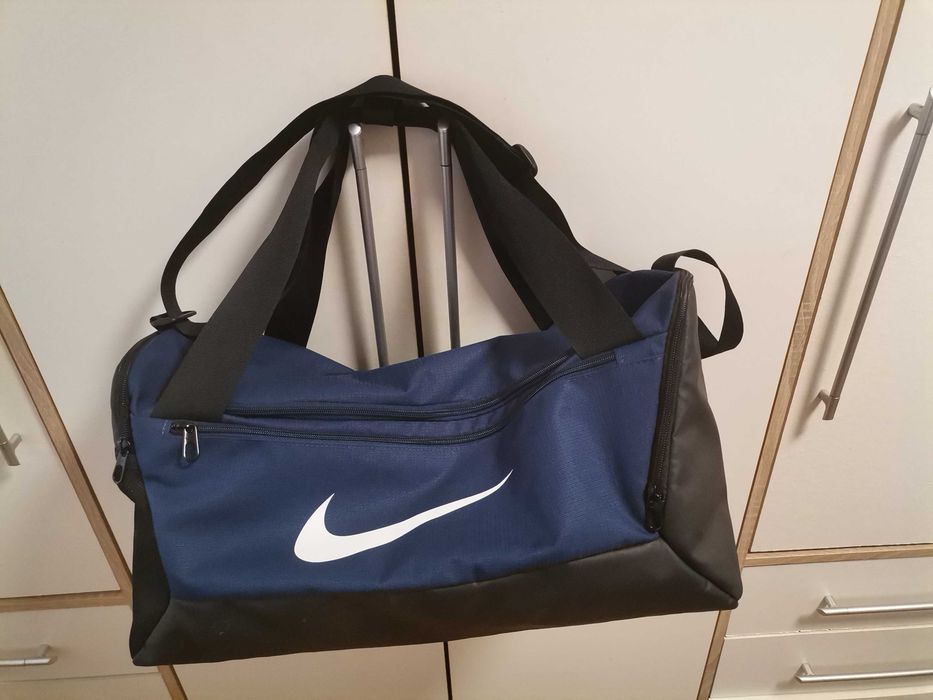 Geanta Nike voiaj doar cu predare personală în Reșița răspund pe watapp 0726094680