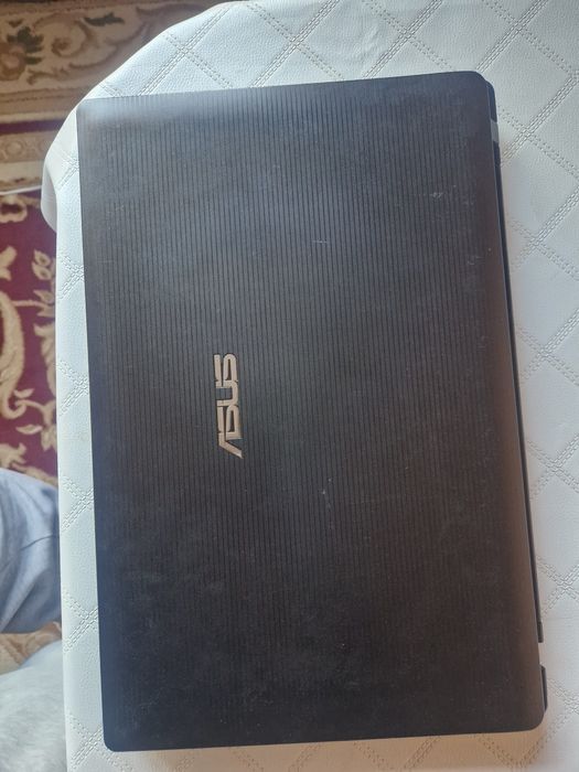 Азус ноутбугі істеп тұр