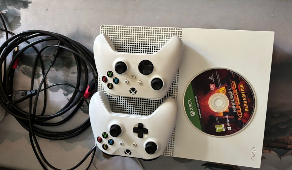 Xbox one s 1tb 2 геймпада