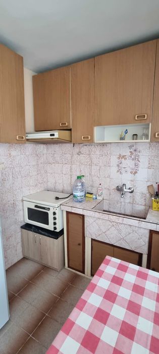 117-Дава се под наем обзаведен тристаен апартамент в центъра на града.