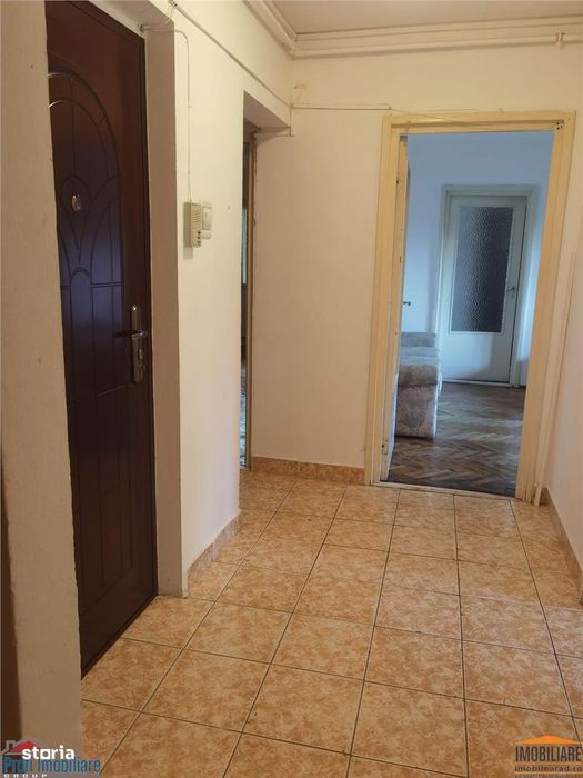 Inchiriez apart. 4 camere-centrala gaz, et.1 in zona Vlaicu