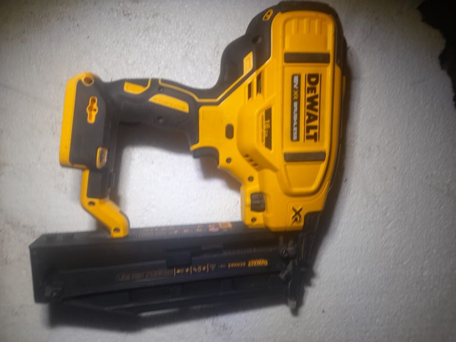 Devalt pistol cuie dcn662 nou