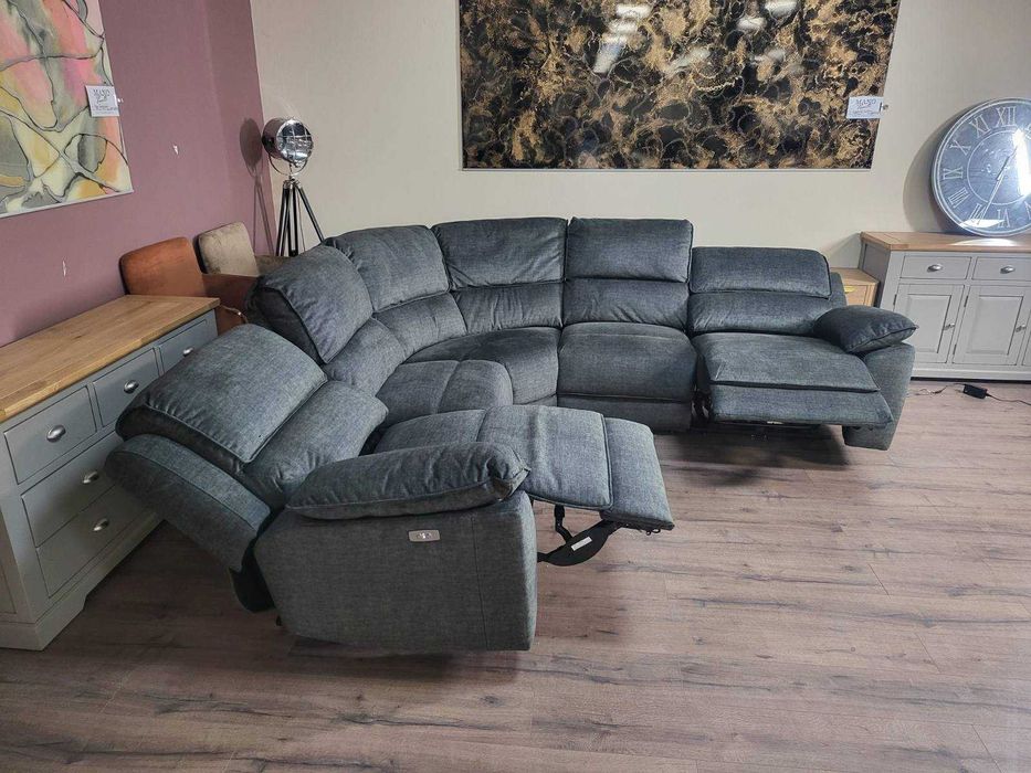 Сив ъглов диван от плат с електрически релаксиращ механизъм