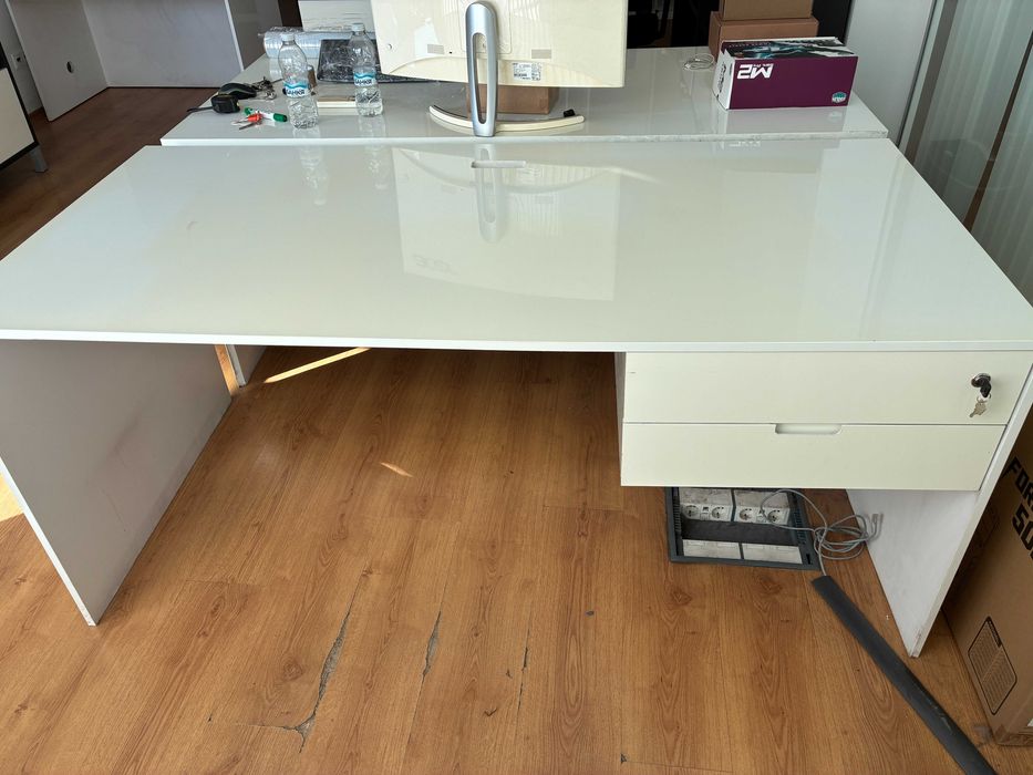 Бяло бюро със шкафчета