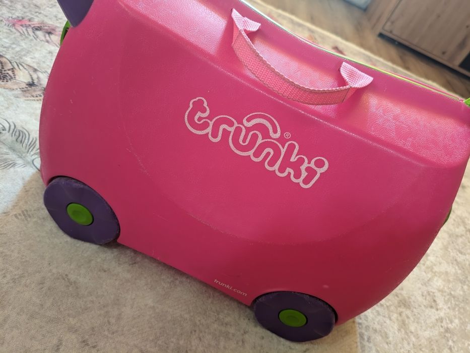 Детски куфар с колелца Тринки