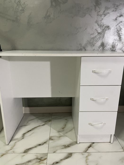 Продам маникюрный стол