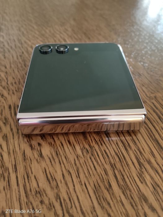 Смартфон Samsung Galaxy Z Flip5, 512,чисто нов екран GB