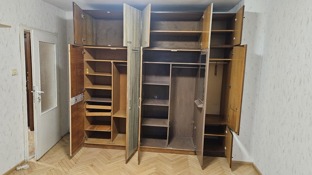 Трикрилен гардероб