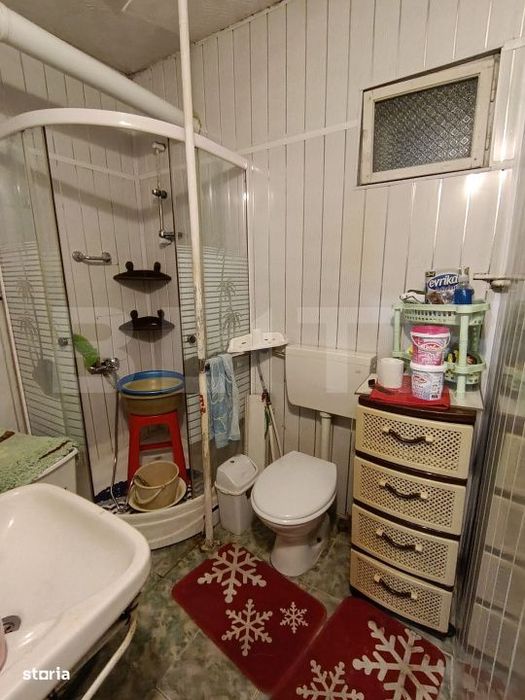 Casa cu 4 camere, baie, bucatarie, anexe, pivnita, teren 1000 mp