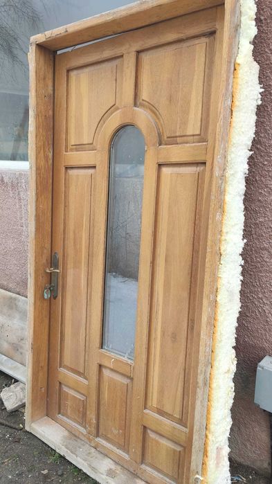 Usa intrare casa din lemn masiv cu termopan