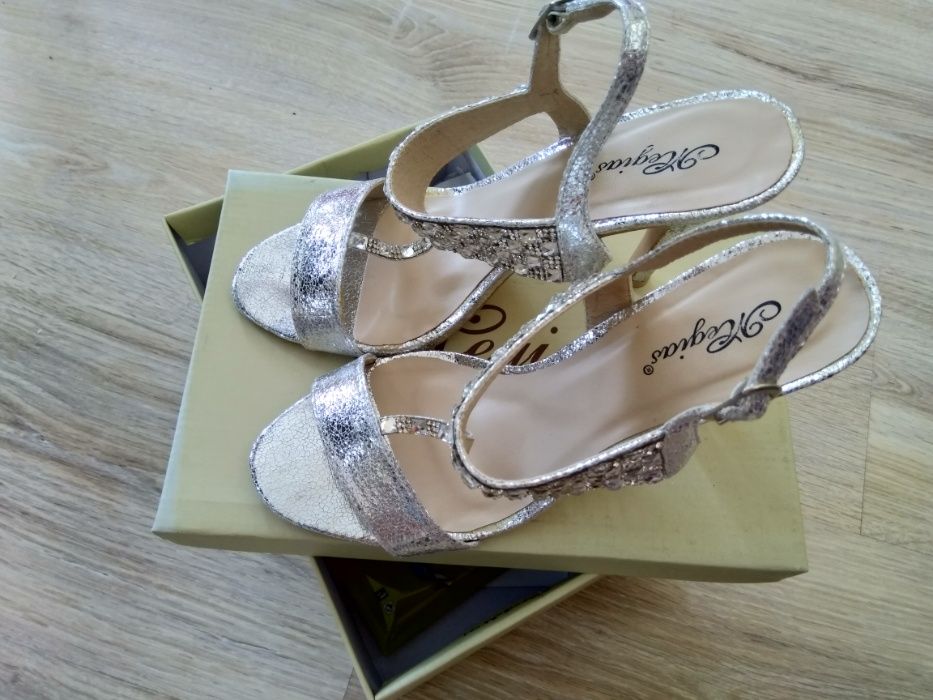 Официални сандали - в сребристо
