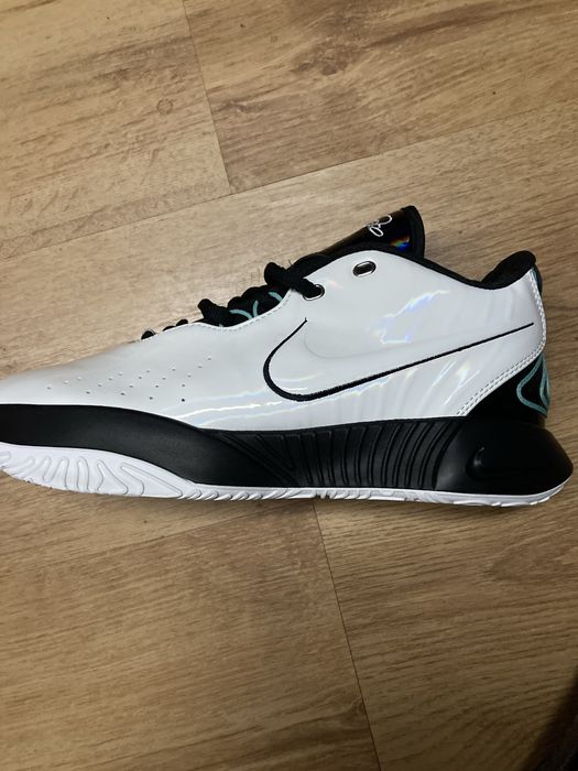 Nike LeBron 21.