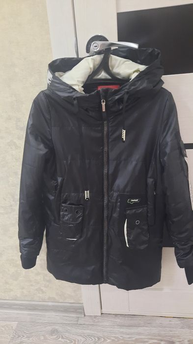 Продам демисезонную куртку на девочку