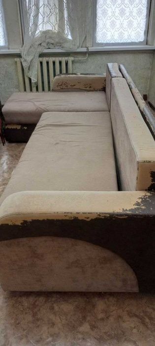 Диван, требует перетяжки