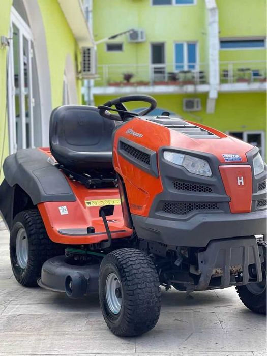 Tractoras de tuns iarba Husqvarna Kawasaki