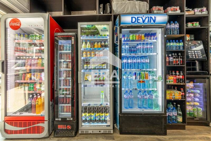 Оборудван, разработен, партерен магазин за продажба, с лице на оживена