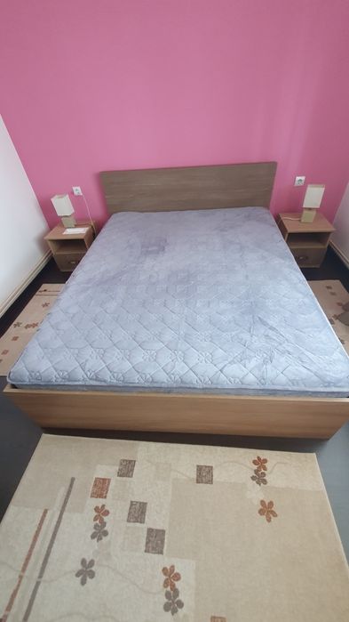 Ofer spre vînzare,un pat +saltea+2 noptiere.
