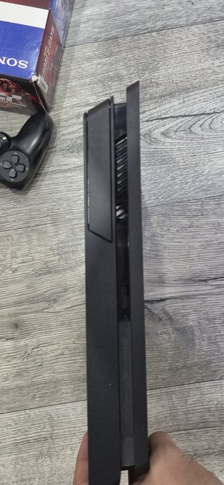 Playstation 4 в хорошом состоянии