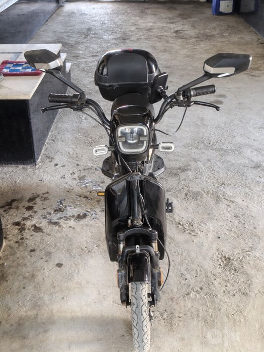 Sukuter elektronik bir zaryad bilan 60 km