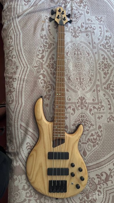Bass guitar Cort