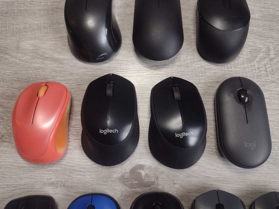 Лот 12 броя безжични мишки Logitech