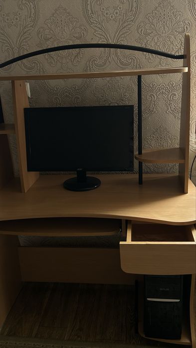 Компьютер и компьютерный стол