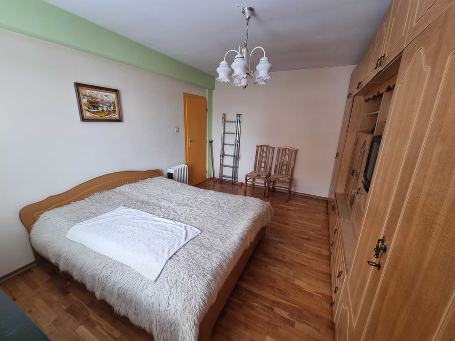 Просторен тристаен апартамент с отлична локация в гр. Благоевград.