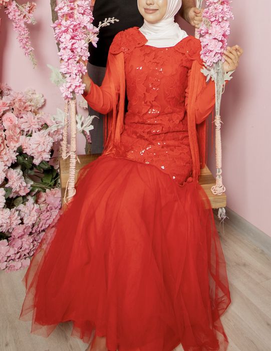 Qizil vecherniy ko’ylak sotiladi