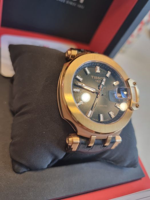 Часовник Tissot gold.