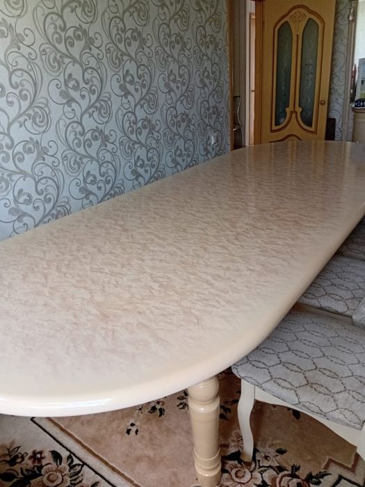 Стол для гостинной