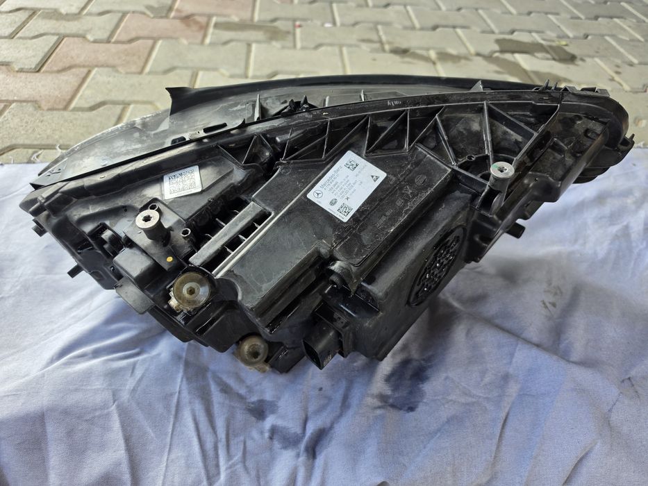 Far original stanga Mercedes-Benz CLA Facelift (generația C118 / X118).