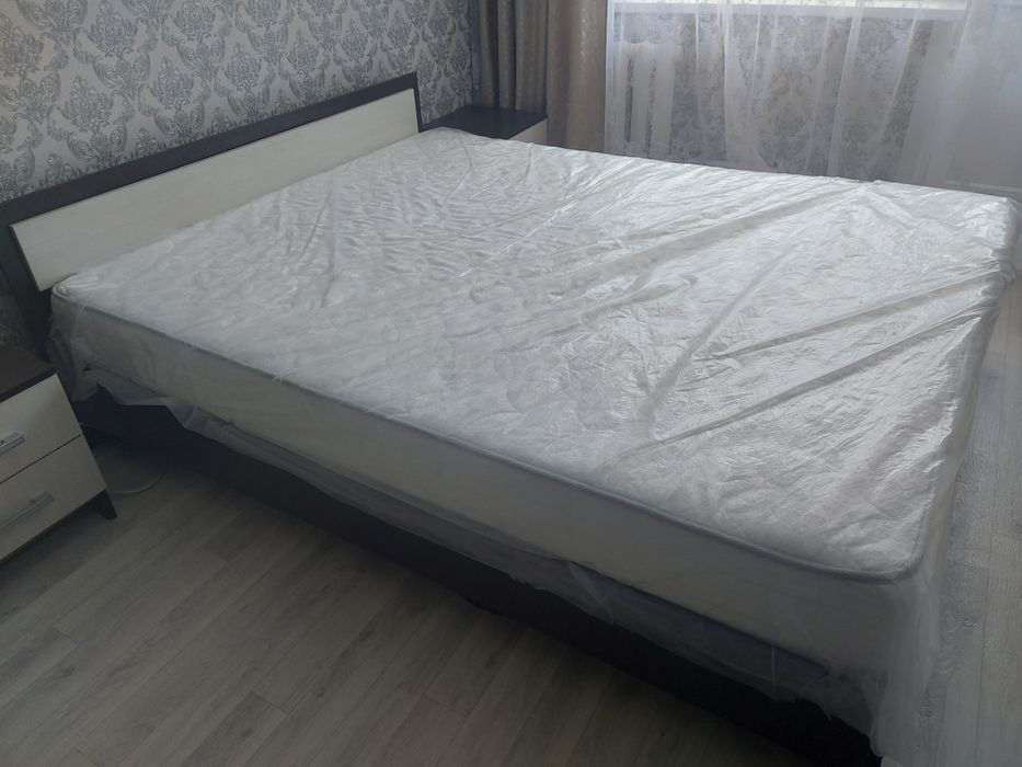 Двуспальная кровать с двумя тумбочками