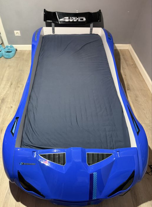 Pat in forma de masina cu leduri si lumini