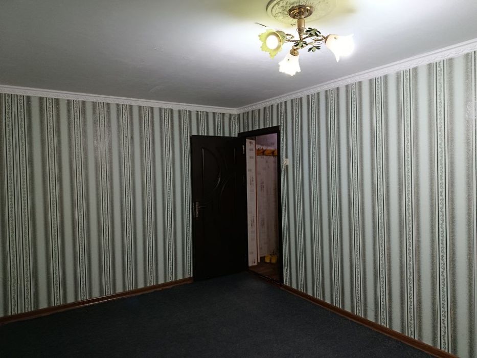 Navoiy sh. Shodlik ko'chadan 2 xona 3 xona qilingan kvartira sotiladi.