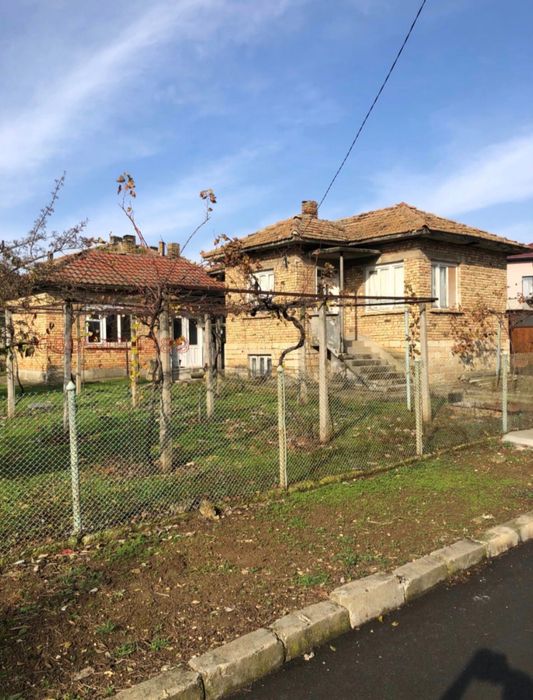 Семейна къща с двор - гр. Вълчи дол, обл. Варна