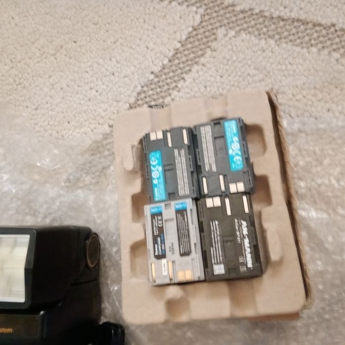 Aparat foto Canon cu multe accesorii