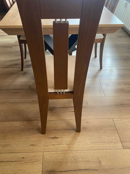 Четери броя трапезни столове