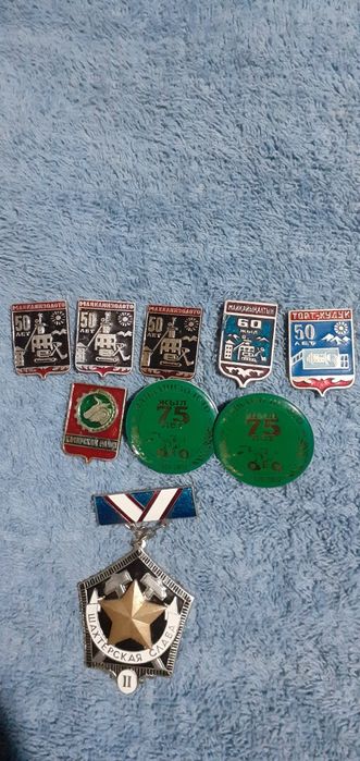 Продам значки в хорошем состоянии