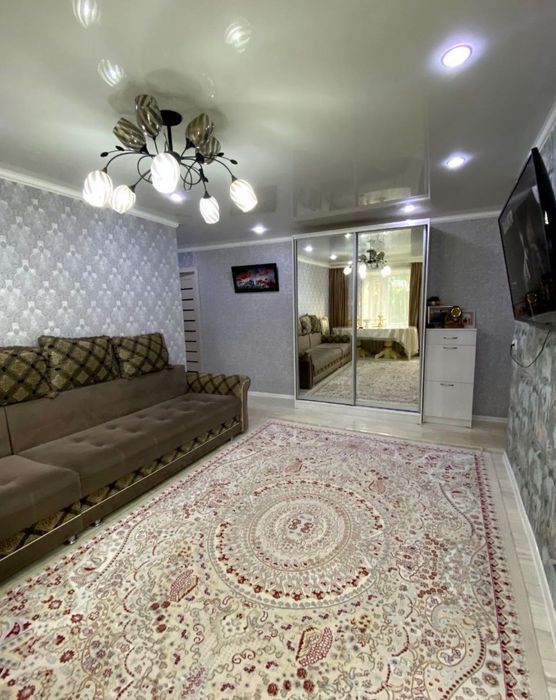 Үш бөлмелі  үй сатылады.