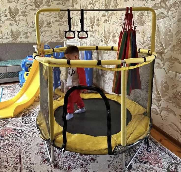 Батут детский с защитной сеткой и подвесной гамаком