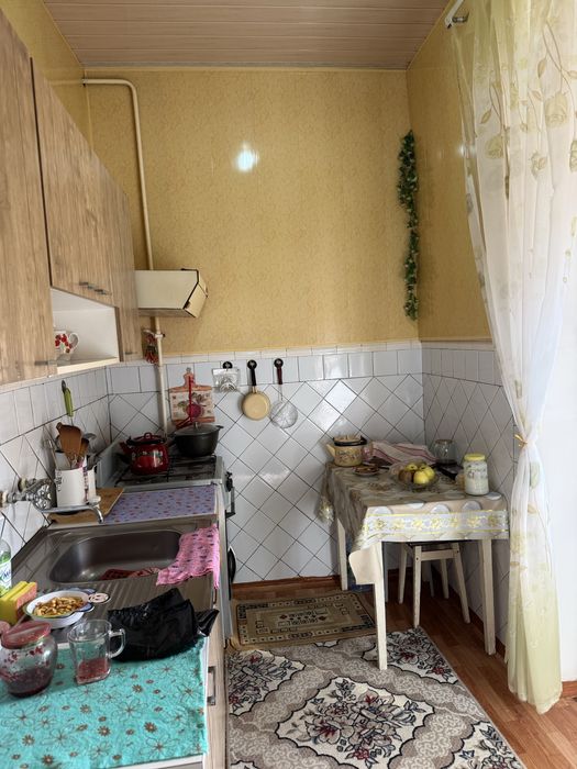 Продаётся квартира чирчик навои 2/2/2/ сталинка чистая можно зайти жит