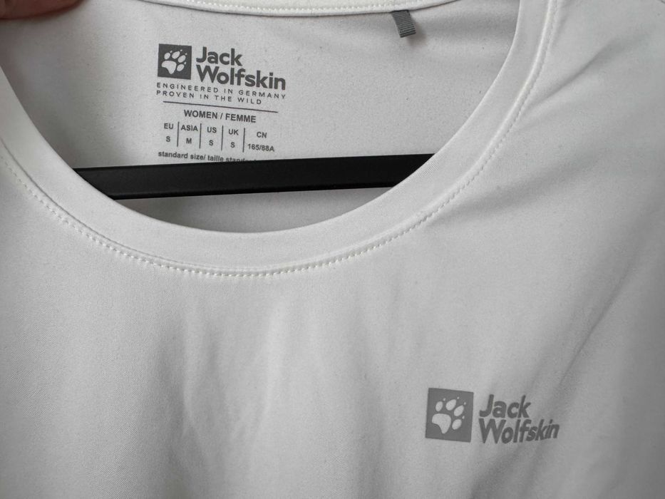 Спортни тениски Jack Wolfskin (9 €), Adidas (7 €), H&M (2 €)
