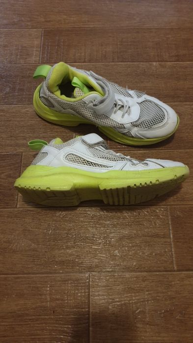 Продам девочковые кроссовки