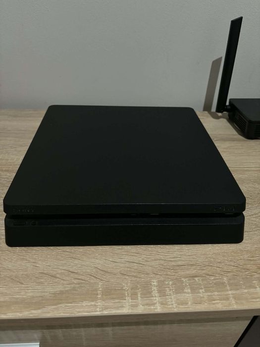 Ps4 slim в много добро състояние 1000gb с два джойстика и 10 игри