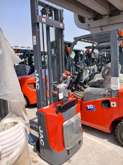 Электрический самоходный штабелёр с платформой 1.5 тонный