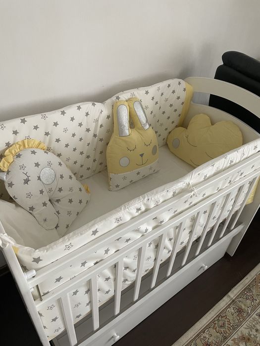 Детская кроватка с маятником