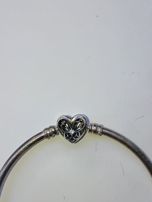 Гривна Pandora Moments Heart & Butterfly Bangle