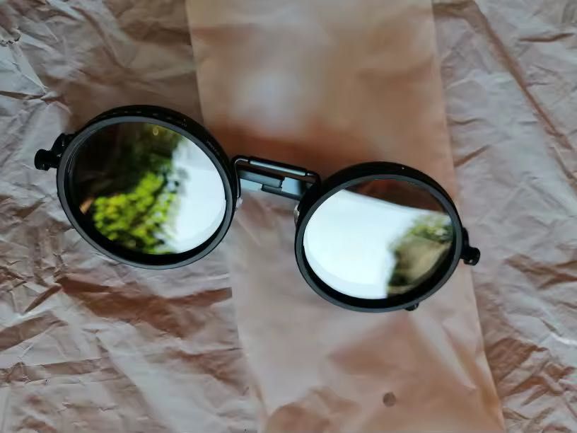 Ochelari de soare cu reglaj transparentă
