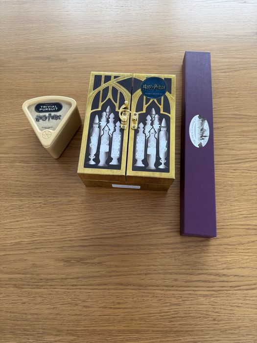 Set Harry Potter – Trivial Pursuit + Baghetă Colecție + Cutie Cadou